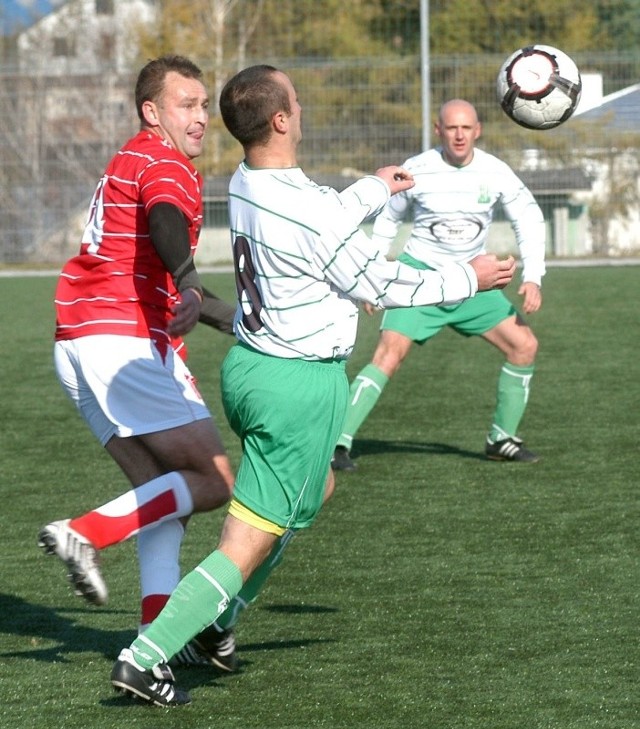 Dukla &#8211; Cosmos 2-1. W akcji Grzegorz Mormol z Dukli za nim Szymon Gołda.