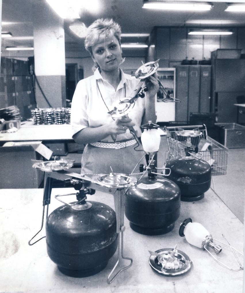 18 sierpnia 1988 roku. Lidia Wawras prezentuje kuchenkę...