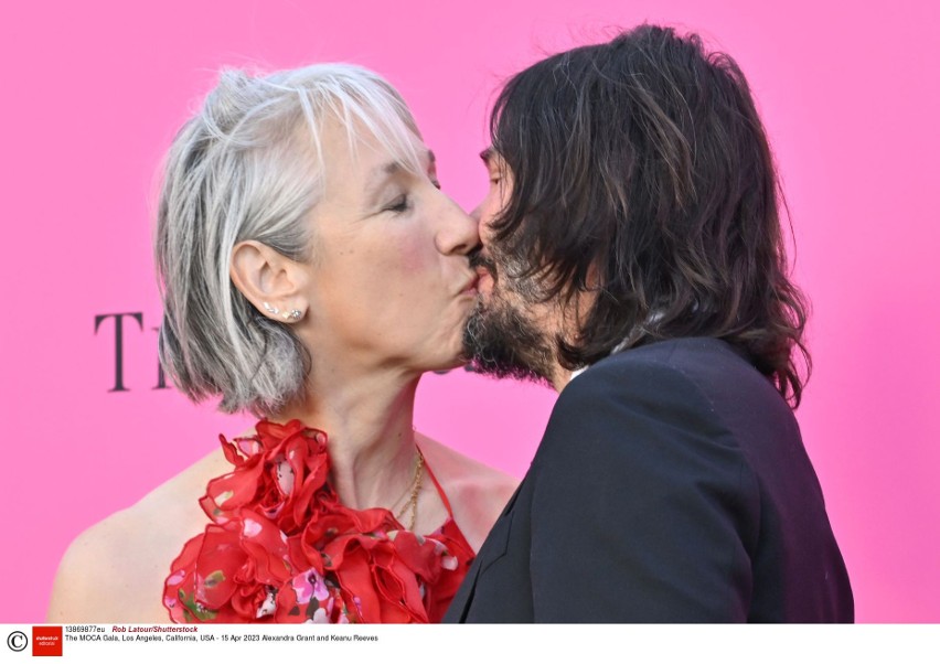 Keanu Reeves całuje partnerkę na gali MOCA