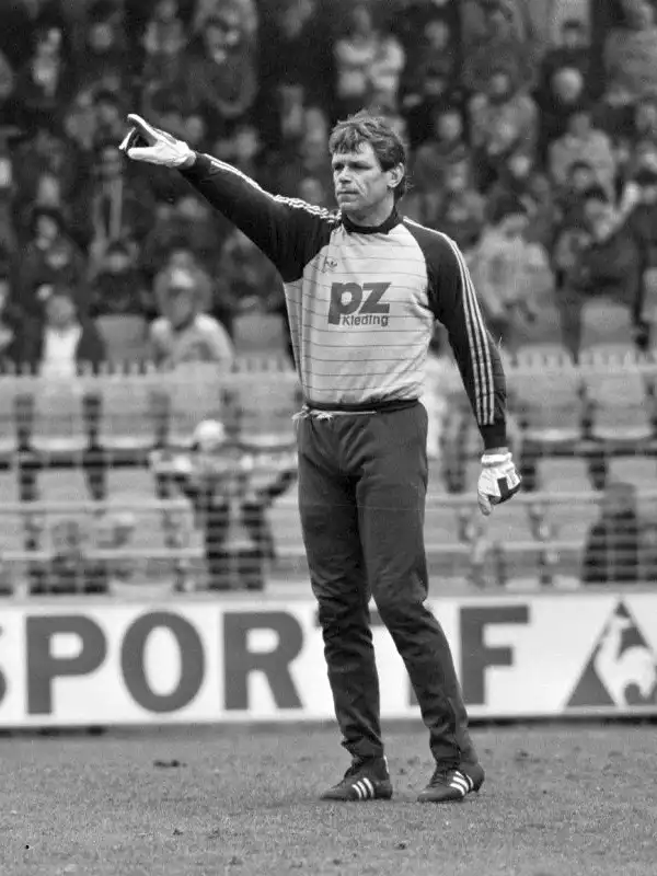 Jan Jongbloed (179 cm) - był bramkarzem m.in. takich klubów, jak DWS Amsterdam czy Go Ahead Eagles Deventers. Z reprezentacją Holandii, w której rozegrał 24 spotkania, dwukrotnie zdobył wicemistrzostwo świata (1974 i 1978).
