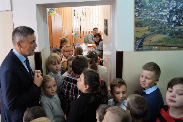 Uczniów z Publicznej Szkoły Podstawowej w Bąkowej oprowadzał wójt Artur Szewczyk.