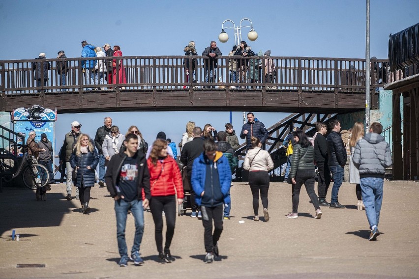 Wielkanocna niedziela w Mielnie. Na promenadzie i nad samym...