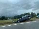 Wypadek na Obwodnicy Trójmiasta. Kierowca BMW uderzył w latarnię. 16.07.2022 r. ZDJĘCIA