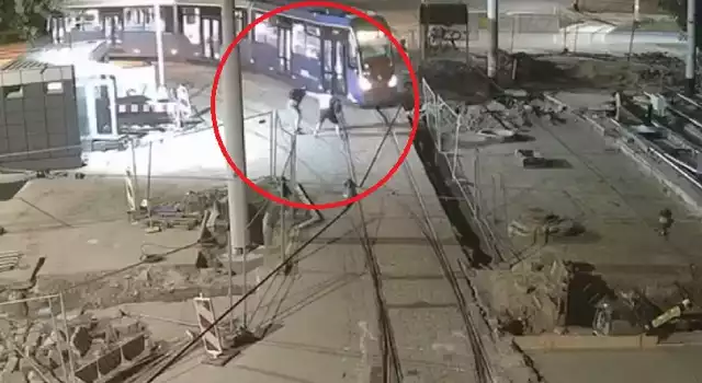 Agresywny mężczyzna bił pracownika MPK po głowie i zepchnął go wprost pod nadjeżdżający tramwaj.