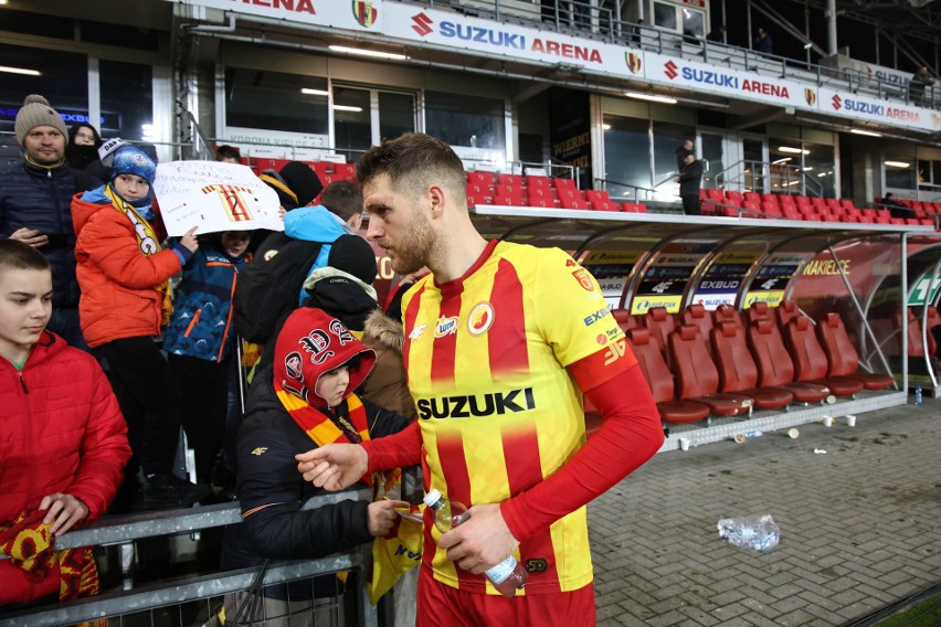 Piłkarze Korony Kielce po meczu z Rakowem Częstochowa też rozdawali autografy i pozowali do zdjęć ze swoimi kibicami