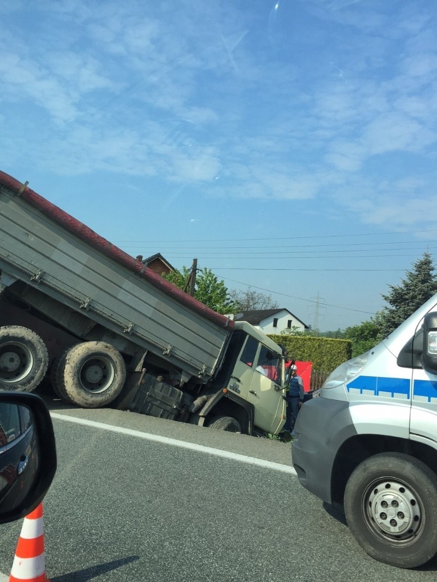Wypadek w Bąkowie. Ciężarówka wpadła do rowu