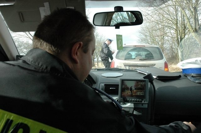 Choć policja także szuka oszczędności, to patroli na ulicach ani paliwa do wozów nie zabraknie