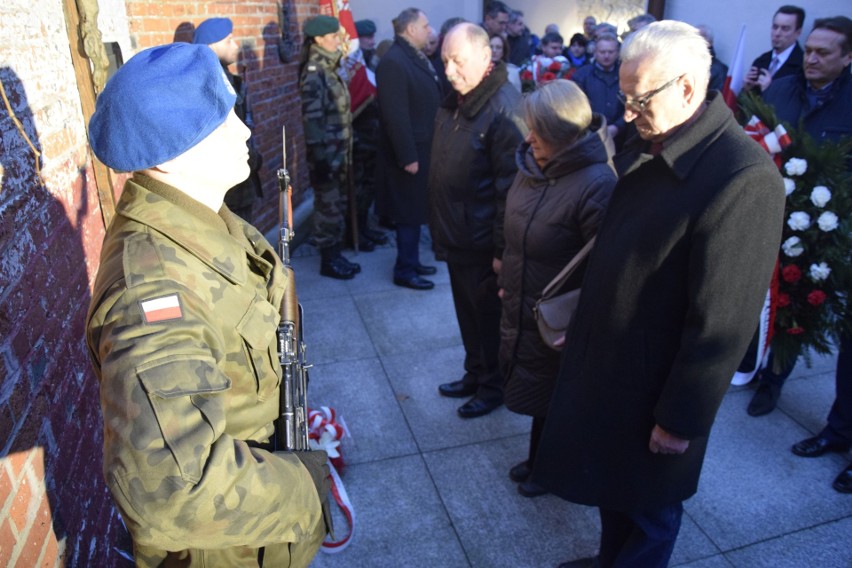 Obchody Narodowego Dnia Pamięci Żołnierzy Wyklętych przed pomnikiem Armii Krajowej w Kielcach