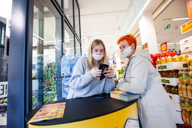 Zarobki kasjerów w dyskontach są coraz bardziej atrakcyjne. Najpopularniejsze w Polsce sieci zdradzają szczegóły, bo wcale nie muszą się wstydzić proponowanym pracownikom wynagrodzeń.Zobacz stawki kasjerów w Lidlu. Szczegóły na kolejnych zdjęciach >>>> 