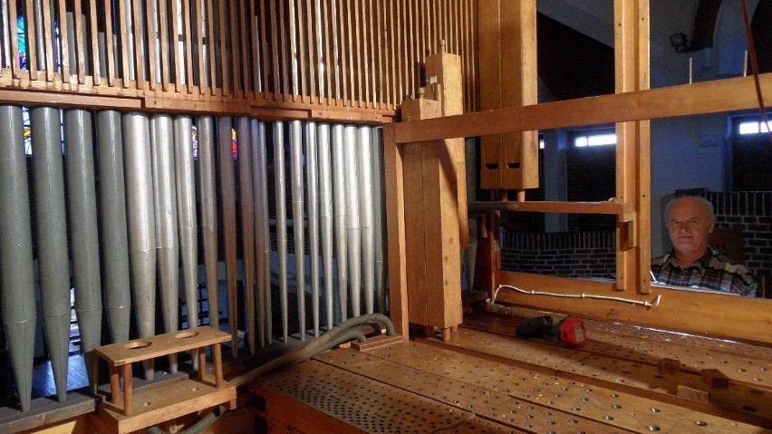 Montaż organów w kościele MB Królowej Aniołów w Wilkowyjach