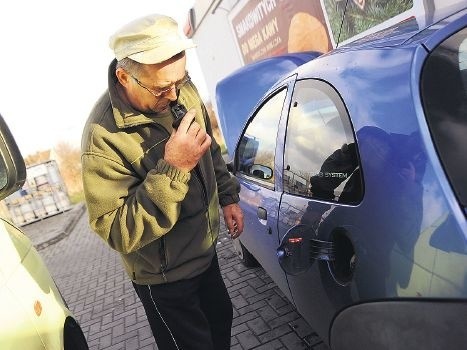 Niestety, bak tego forda trzeba będzie oczyścić z trefnego paliwa &#8211; mówi Alfred Marciniak, zawodowy kierowca.Auto z kilkoma innymi jeszcze wczoraj stało na stacji Orlenu w Policach.