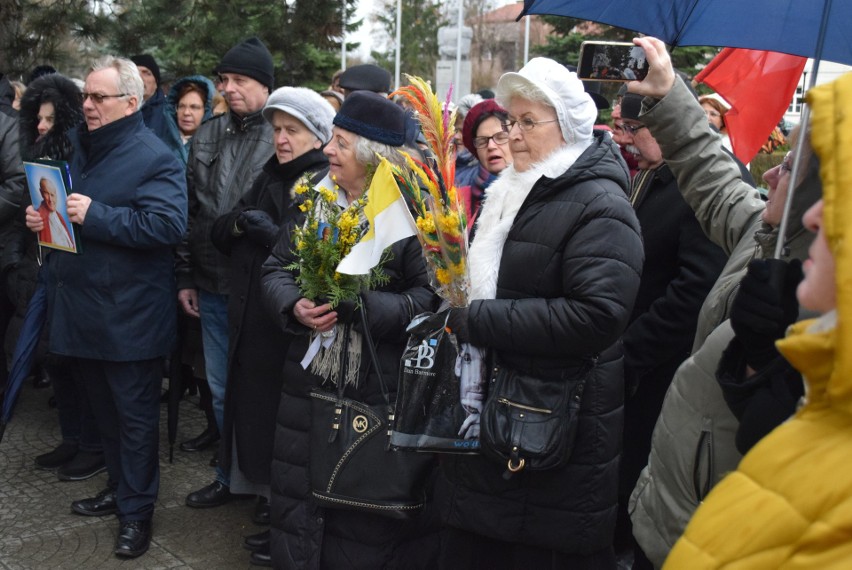 Rocznica śmierci świętego Jana Pawła II. Ostrołęczanie spotkali się na placu Bema. 2.04.2023. Zdjęcia