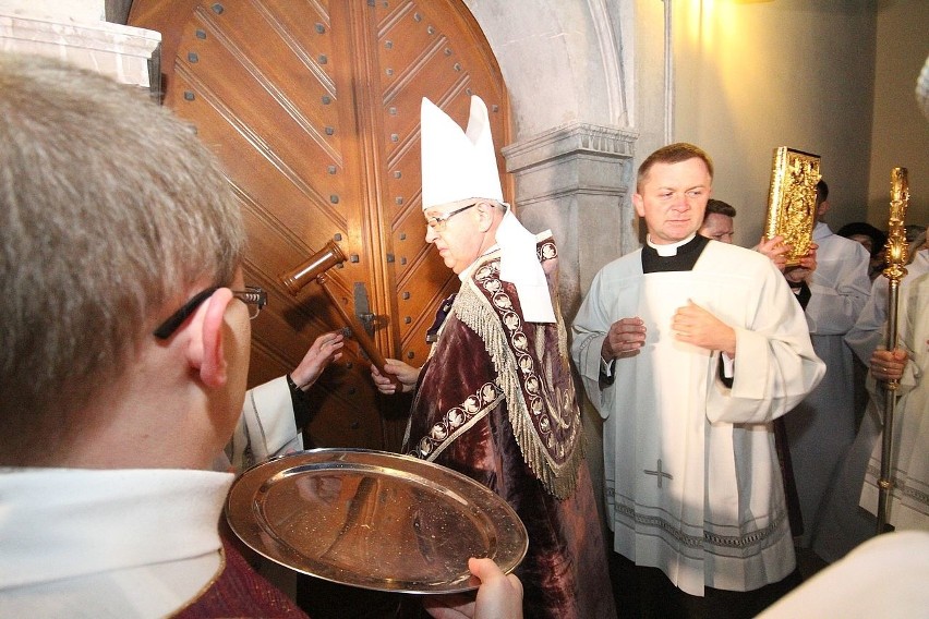 Uroczyście otwarto Drzwi Jubileuszowe w Bazylice Katedralnej w Kielcach