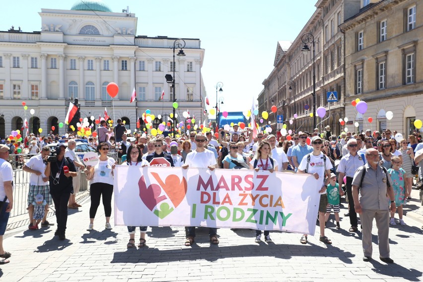 Warszawa: Marsz dla Życia i Rodziny 2019 [ZDJĘCIA] Protestowali przeciwko "demoralizującej seksedukacji w szkołach"