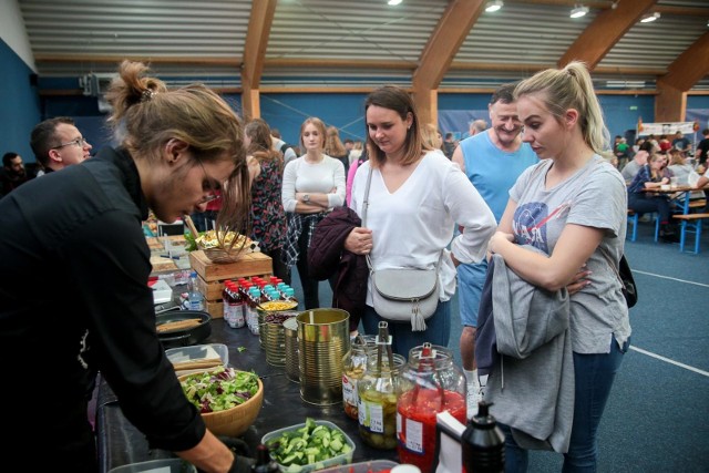 Falafele, hummusy, wege burgery, domowe dania, zupy, desery, a także trunki. Przez cały weekend, 26 i 27 października, w Bydgoszczy pojawiło się kilkudziesięciu wystawców z Polski podczas Wege Festiwalu na stadionie Zawiszy. Więcej zdjęć na następnych stronach