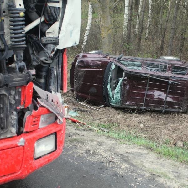 Kierowca ciężarówki nie miał szans wyhamować i uderzył nią w jeepa, który spadł z nasypu i przewrócił się na bok.