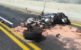 Makabryczny wypadek na „trójce”. Skoda staranowała forda i motocykl. Motocyklista walczy o życie