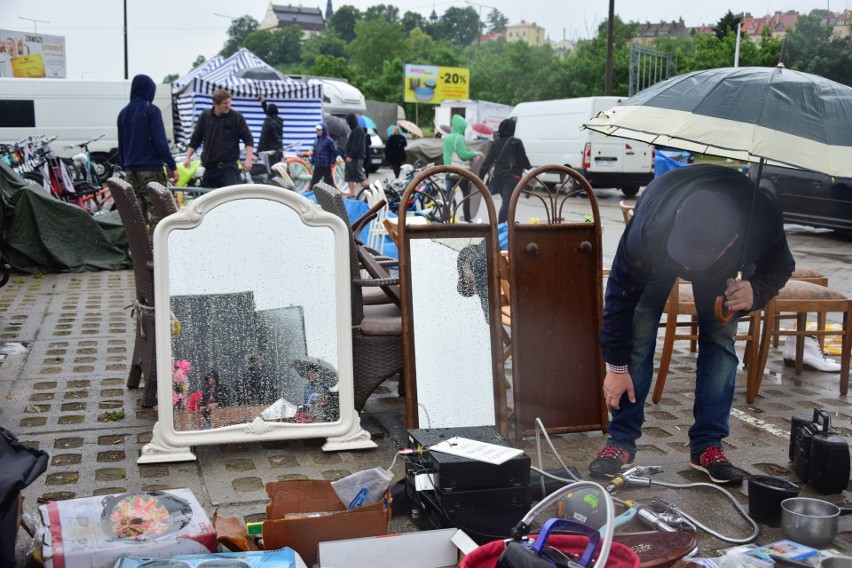 Deszcz, parasole i dużo towaru na giełdzie w Sandomierzu. Dużo ludzi wybrało się po zakupowe okazje na znane targowisko. Zobacz zdjęcia