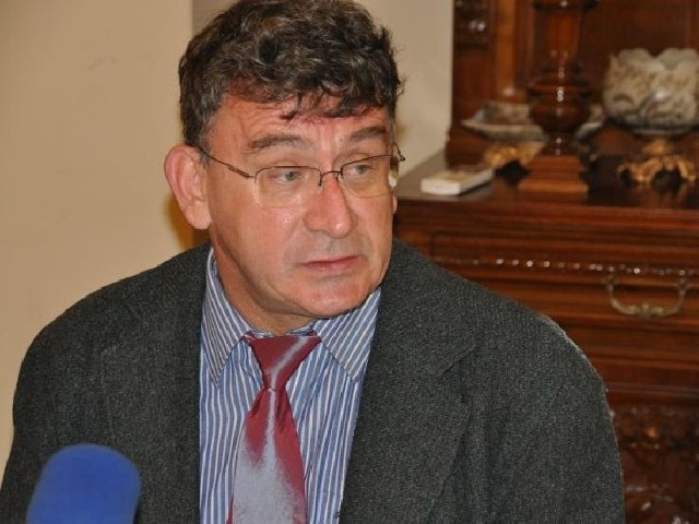- Wiedza doktora Gajdy jest mierna &#8211; powiedział podczas konferencji prasowej Zbigniew Kotwica, zastępca dyrektora skarżyskiego szpitala.