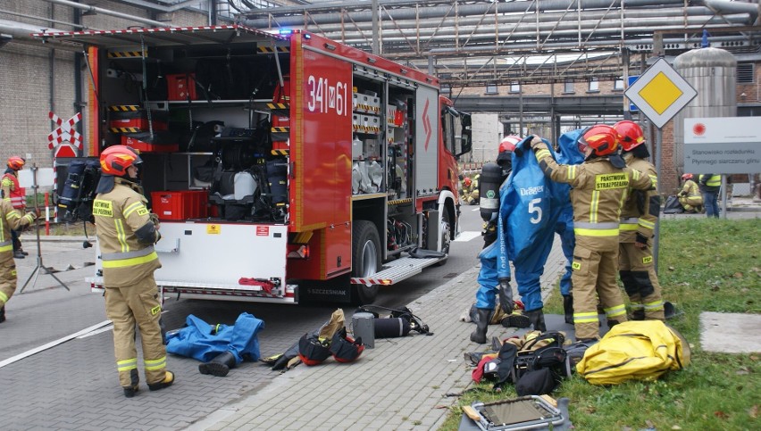 Ostrołęka. Ćwiczenia strażackie w Stora Enso. Pożar i wyciek kwasu siarkowego. 9.11.2021. Zdjęcia