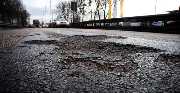 Niebezpieczne uszkodzenie Szosy Stargardzkiej, widoczne na zdjęciu, ma być zlikwidowane przez służby miejskie. Kiedy, nie wiadomo.