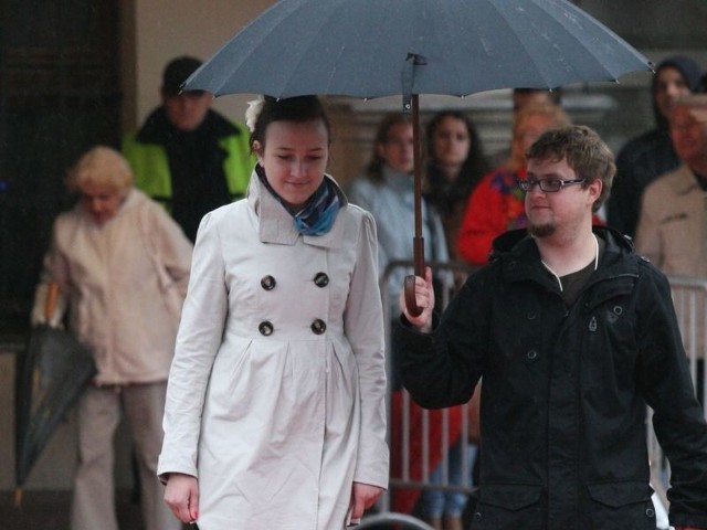 Po czerwonym dywanie pod parasolem Monika szła na scenę ustawioną na kieleckim rynku po odbiór nagrody.