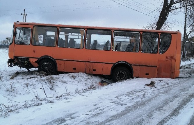 Myszyniec-Koryta. Zderzenie autobusu szkolnego i samochodu osobowego. 29.01.2021, zdjęcia