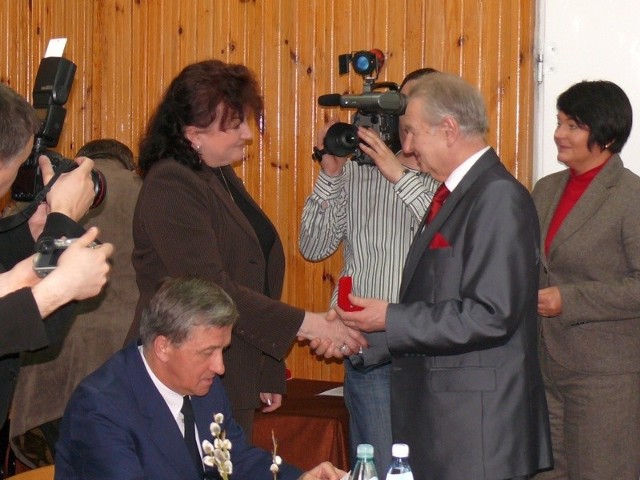 Kanclerz prof. dr Janusz Merski wręcza medal dr Lidii Błądek.