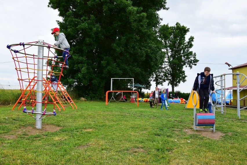 VI Piknik Rycerski w Ossolinie. Aktor Leszek Teleszyński z berłem