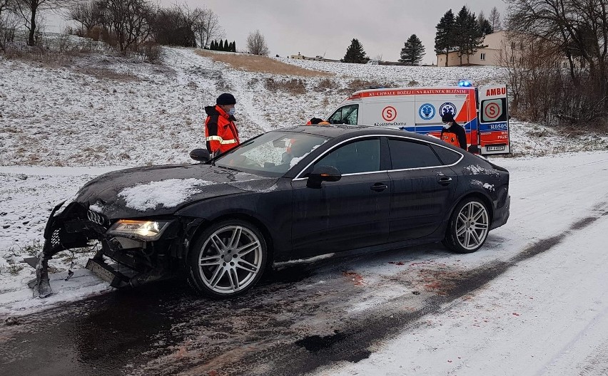 Wypadek w Korytnikach. W czołowym zderzeniu audi z volvo poszkodowana została jedna osoba [ZDJĘCIA]