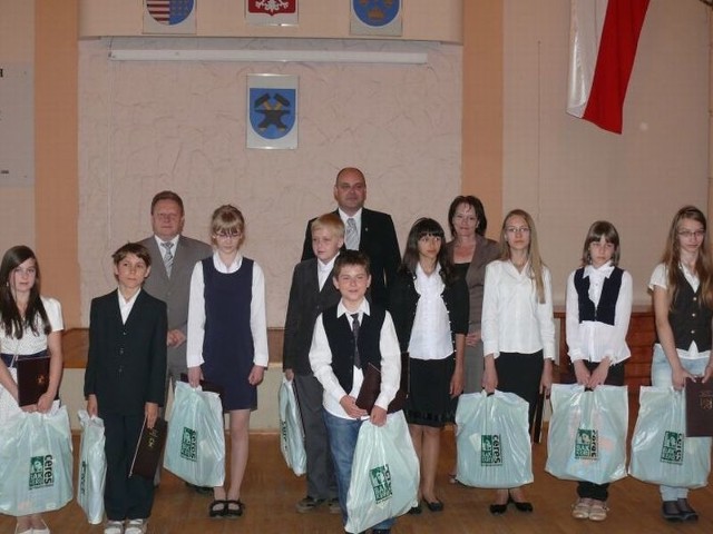 Prezydent Starachowic Wojciech Bernatowicz wyróżnił we wtorek najlepszych uczniów szkół podstawowych i gimnazjalnych z terenu miasta.
