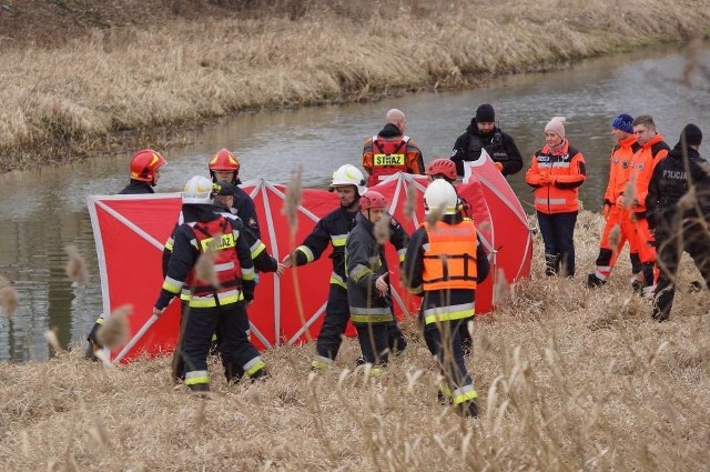 W niedzielę około południa znaleziono zwłoki mężczyzny w Kanale Bernardyńskim w Kaliszu. Na pływające w rzece ciało natknęły się przypadkowe osoby, które powiadomiły o wszystkim służby ratunkowe.