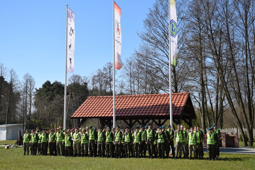 W mundurach taplają się w błocie. Rozpoczął się II Ogólnopolski Turniej Klas Mundurowych 2019 [zdjęcia]