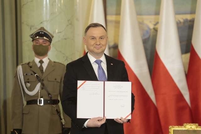 Prezydent Andrzej Duda podpisał ustawę o obronie ojczyzny. Ustawa przewiduje m.in. zwiększenie liczby Wojska Polskiego.
