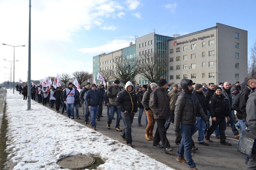 Strajk w JSW: górnicy Jas-Mos pod siedzibą spółki