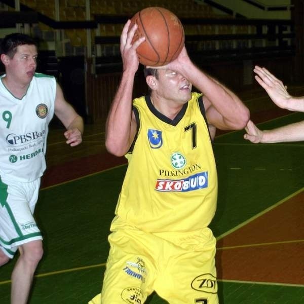 Tomasz Wojnowski (z piłką) został nowym nabytkiem drużyny koszykarzy tarnobrzeskiej Siarki.
