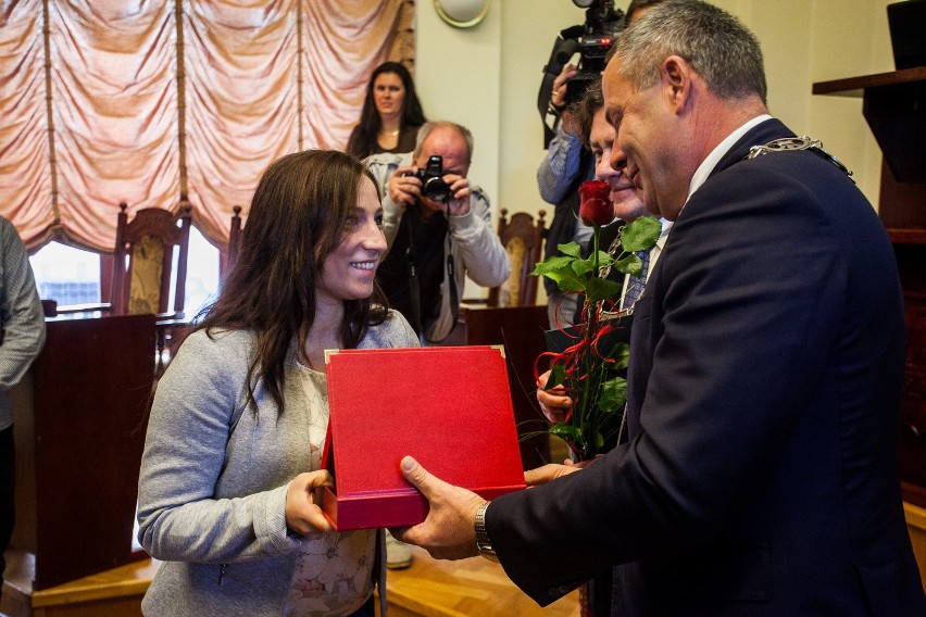 Aleksandra Klejnowska-Krzywańska odbiera statuetkę i dyplom...