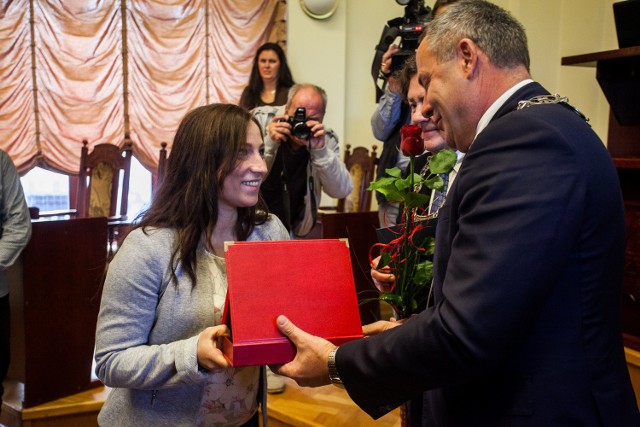 Aleksandra Klejnowska-Krzywańska odbiera statuetkę i dyplom z rąk prezydenta Bydgoszczy Rafała Bruskiego.