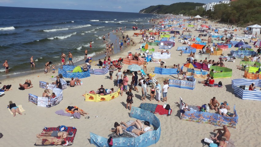 Weekend w Międzyzdrojach. Tłumy na plaży i promenadzie 