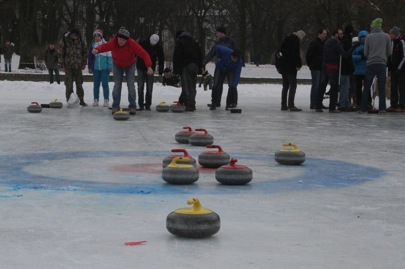 Śledź Winter Games w Parku Staromiejskim, czyli zabawa na nowym lodowisku [zdjęcia]