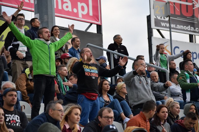 Kibice żużla, którzy przyszli na stadion, na brak emocji nie mogli narzekać. Mecz był ekscytujący. Częstochowscy fani jednak żywiołowo wspierali swoją drużynę, a żużlowcy wprawili ich w euforię, wygrywając dwa ostatnie biegi podwójnie, które dały Włókniarzowi bardzo cenne zwycięstwo.