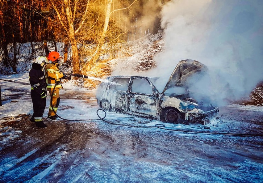Brzóze Małe. Pożar samochodu osobowego. Samochód zapalił się w trakcie jazdy, 1.02.2021