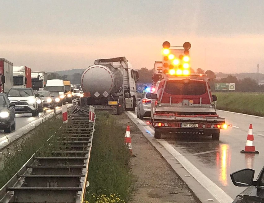 Droga na Wrocław bardzo się korkuje. Natężenie ruchu i...