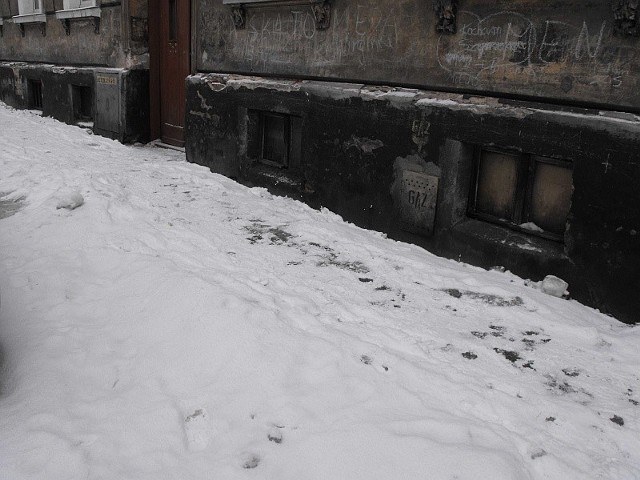 Oblodzony i zaśnieżony chodnik w Prudniku. Na nim doszło do dwóch wypadków.