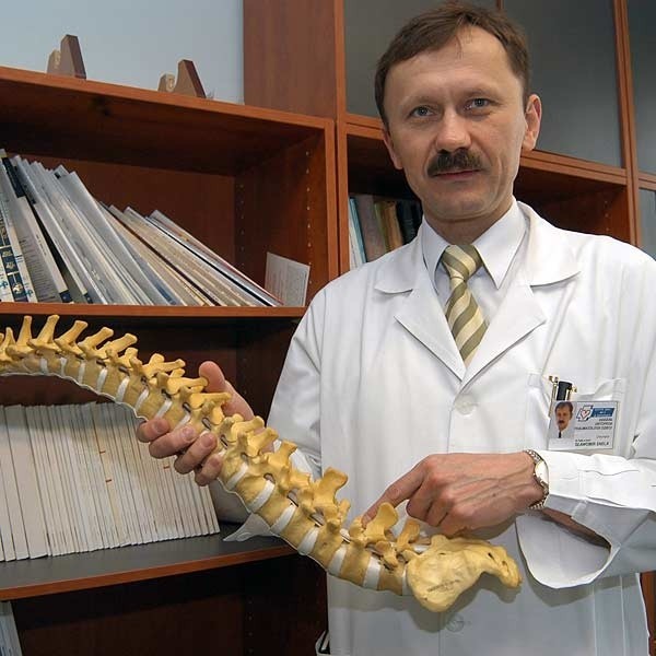 Prof. Sławomir Snela: - Im bardziej kręgosłup jest sztywny, mniej rozćwiczony, tym większą ma tendencję do pogłębiania się skrzywienia.