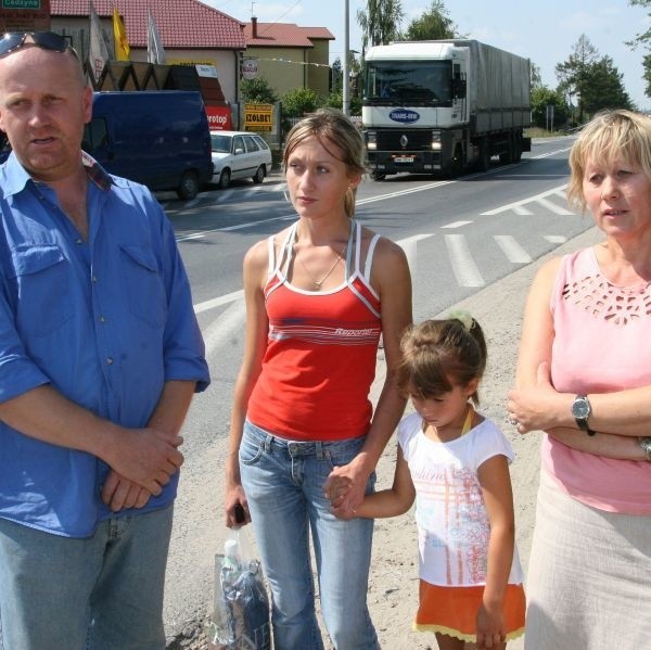 Mariusz Dudzik, Anna Gałucha z Oliwią i Irena Poleszek bardzo się cieszą z długo wyczekiwanej inwestycji w Cedzynie. 