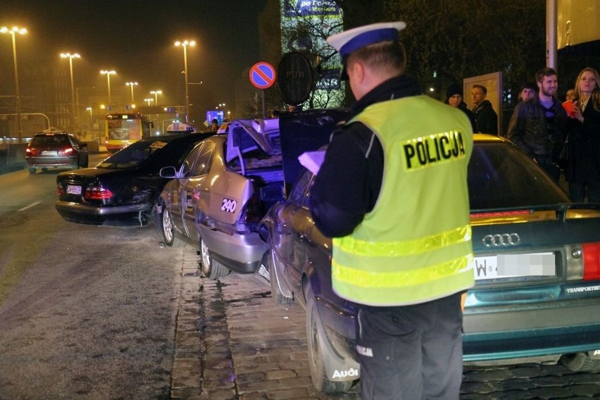Wrocław, plac Dominikański, pijany kierowca wjechał w...