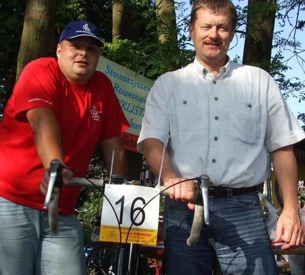 Na zdjęciu, od lewej: prezes kluczborskich cyklistów Jarosław Zagaja oraz Jerzy Respondek. 