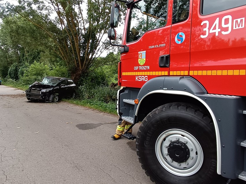 Wypadek w Kleczkowie w gminie Troszyn. Kierowca zjechał z drogi i uderzył w drzewo. 17 lipca 2023. Zdjęcia