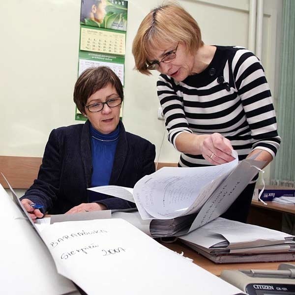 Bożena Szubart i Elżbieta Kielar  z działu dodatków mieszkaniowych MOPS w Rzeszowie analizują podania mieszkańców.